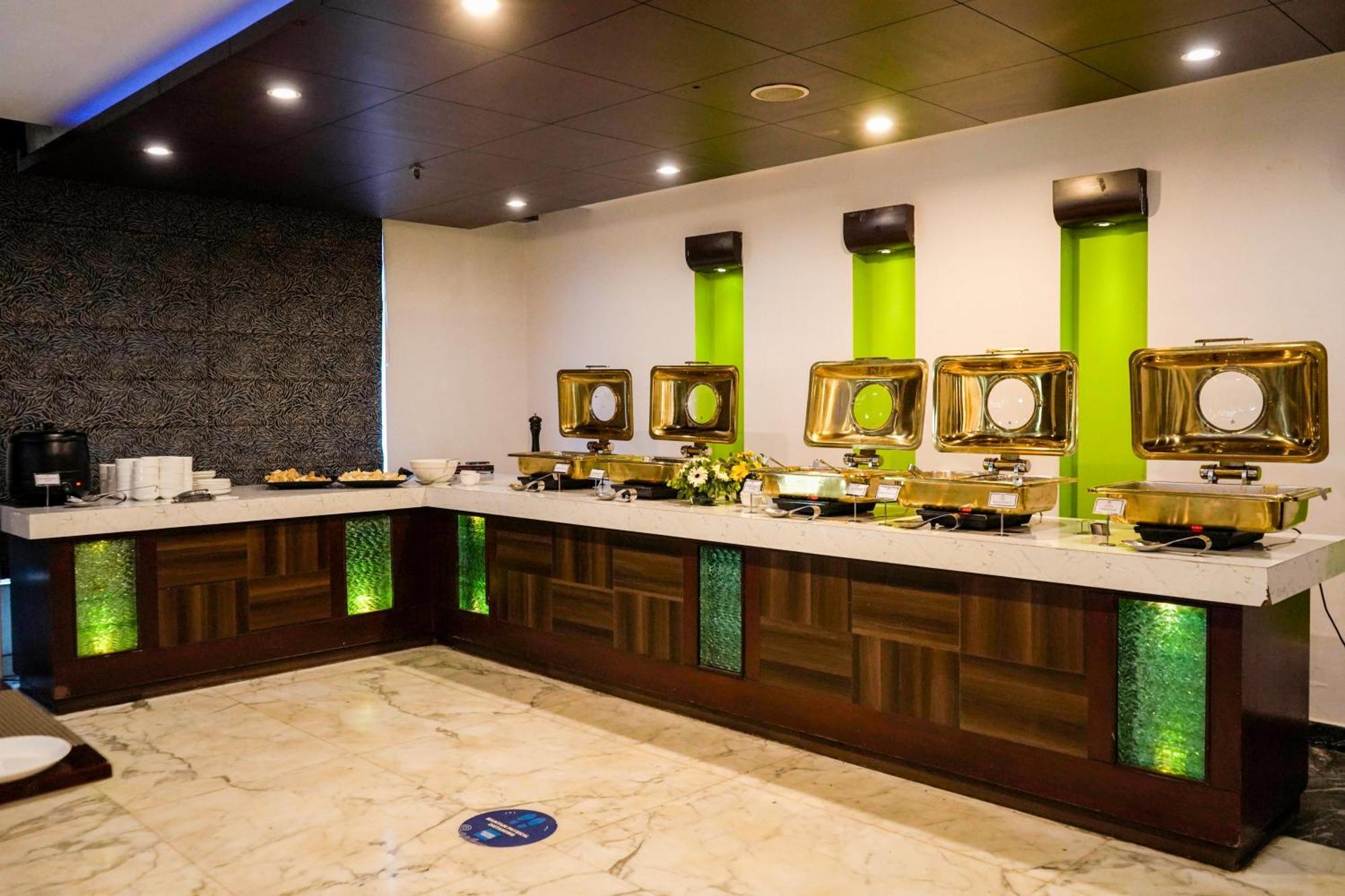 Treehouse Queens Pearl Gurgaon Exterior foto